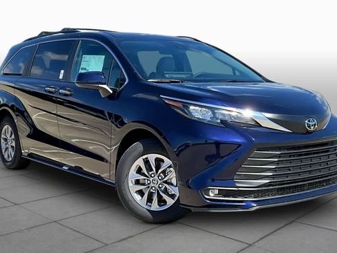 New 2026 Toyota Sienna XLE FWD image 2