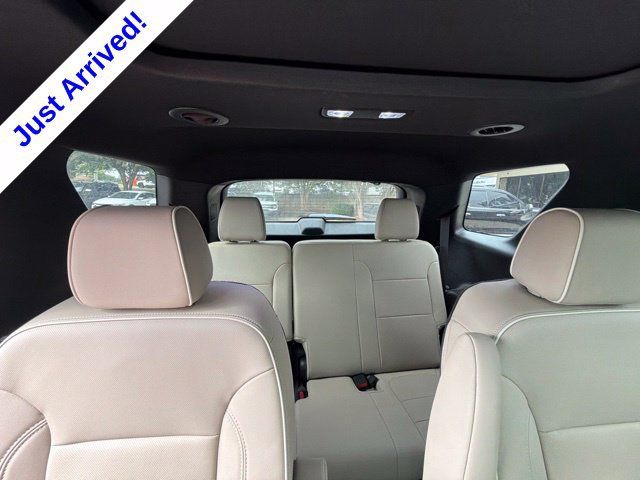 Used 2023 Chevrolet Traverse Premier FWD image 35