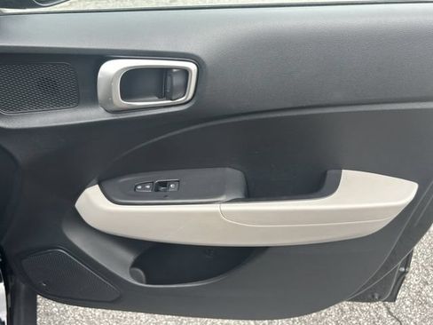 Certified 2025 Hyundai Venue SEL FWD image 15