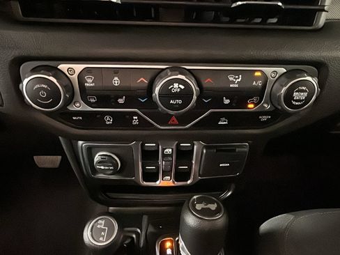 Used 2024 Jeep Wrangler Unlimited Sport AWD/4WD image 25