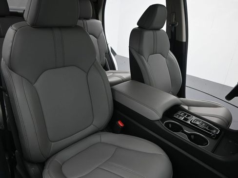 Used 2025 Honda Pilot Touring image 11