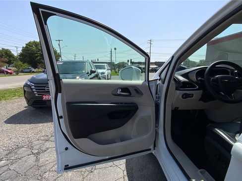 Used 2022 Chrysler Pacifica Touring-L FWD image 20