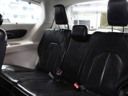 Used 2019 Chrysler Pacifica Limited image 7