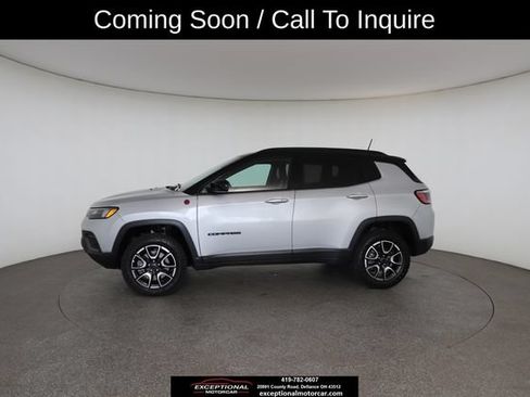 Used 2025 Jeep Compass Trailhawk AWD/4WD image 9