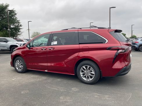 New 2026 Toyota Sienna XLE FWD image 7