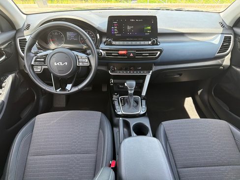 Used 2023 Kia Seltos S w/ Navigation Package FWD image 2