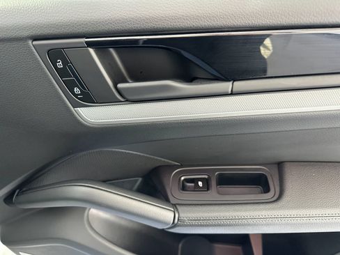 Certified 2025 Porsche Cayenne AWD/4WD image 20