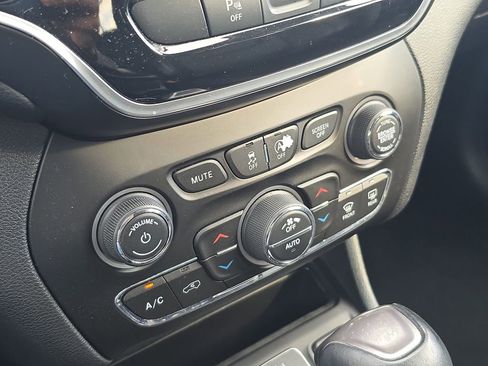 Used 2019 Jeep Cherokee Limited image 28