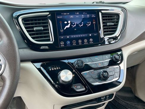Certified 2020 Chrysler Pacifica Touring image 15