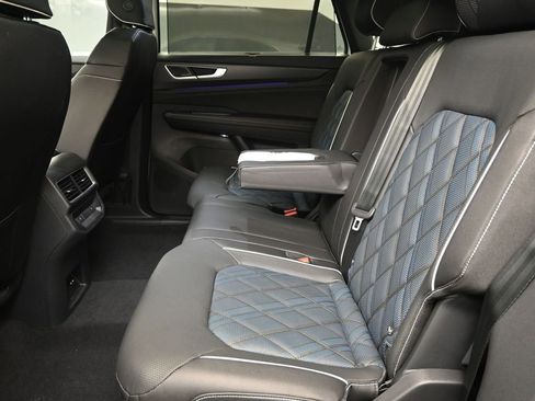 Used 2025 Volkswagen Atlas Cross Sport SEL Premium R-Line image 19