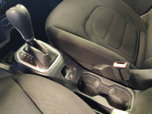 Used 2021 Jeep Renegade Latitude FWD image 26