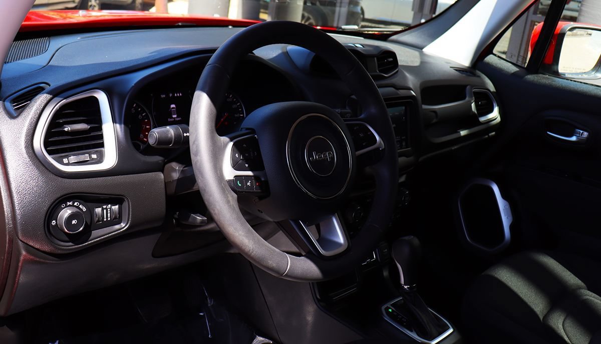 Used 2019 Jeep Renegade Latitude FWD image 38