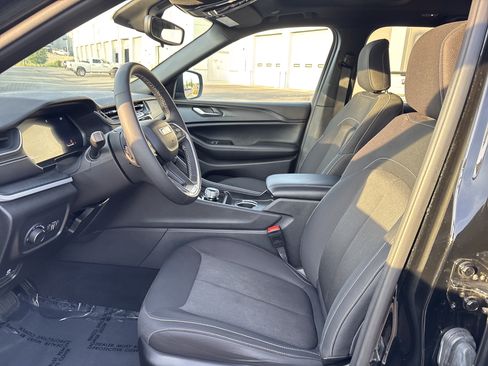 Used 2024 Jeep Grand Cherokee Laredo X w/ Luxury Tech Group I AWD/4WD image 18