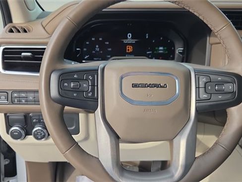 Used 2024 GMC Yukon XL Denali image 13