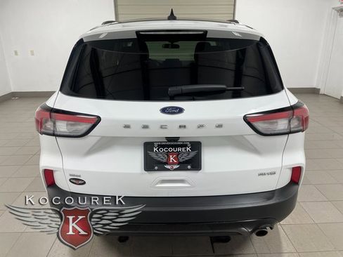 Used 2022 Ford Escape SE w/ SE Sport Appearance Package image 5