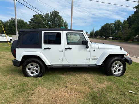 Used 2015 Jeep Wrangler Unlimited Sahara w/ Connectivity Group AWD/4WD image 5