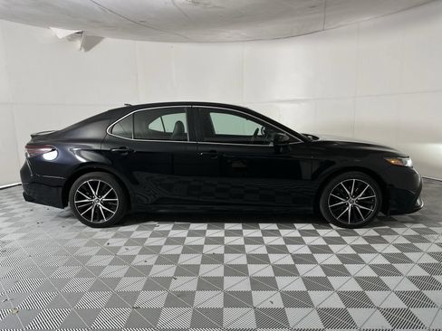 Used 2021 Toyota Camry SE FWD image 9