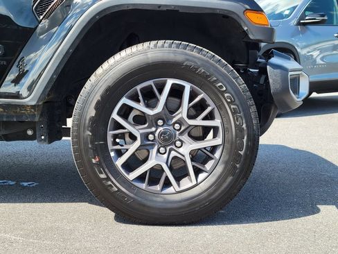 Used 2025 Jeep Wrangler Unlimited Sahara AWD/4WD image 11