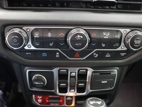 Used 2024 Jeep Wrangler Unlimited image 23