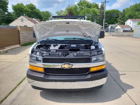 Used 2018 Chevrolet Express 2500 Extended image 62