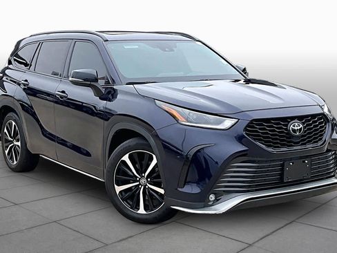 Used 2021 Toyota Highlander XSE FWD image 2