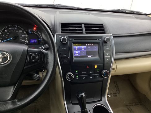 Used 2015 Toyota Camry LE image 33