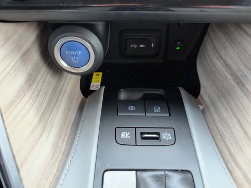 Used 2022 Toyota Venza XLE image 26