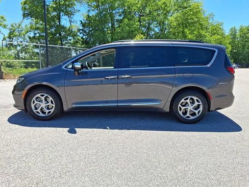 Used 2023 Chrysler Pacifica Limited FWD image 7