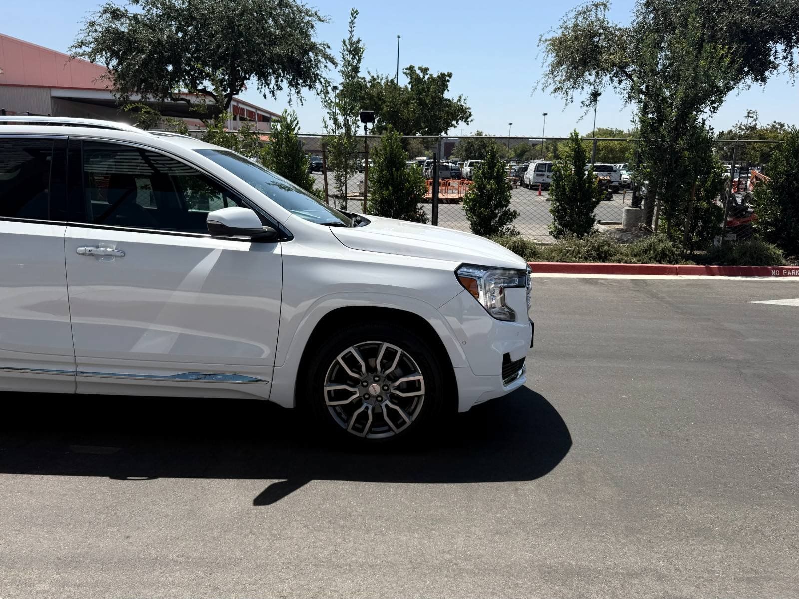 Used 2022 GMC Terrain Denali w/ Denali Premium Package AWD/4WD image 4
