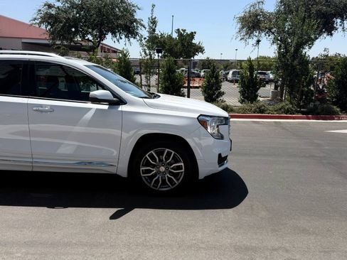 Used 2022 GMC Terrain Denali w/ Denali Premium Package AWD/4WD image 4