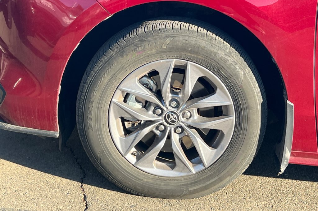 Used 2025 Toyota Sienna XLE w/ XLE Plus Package FWD image 5