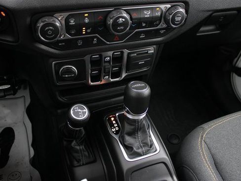 Used 2025 Jeep Gladiator Sport image 29