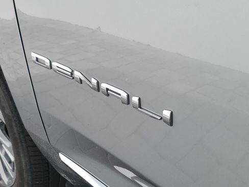 Used 2025 GMC Yukon XL Denali AWD/4WD image 8