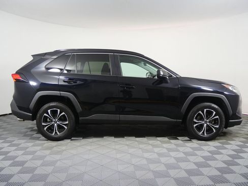 Used 2019 Toyota RAV4 LE FWD image 2