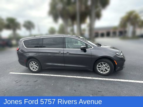 Used 2023 Chrysler Pacifica Touring-L FWD image 3