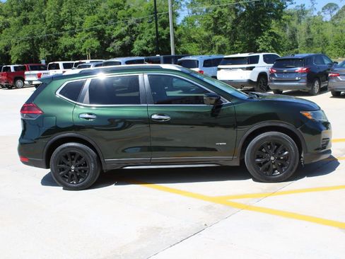 Used 2018 Nissan Rogue SV w/ Premium Package image 3