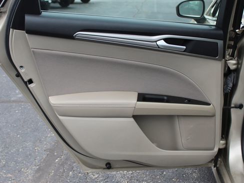 Used 2019 Ford Fusion SE image 19