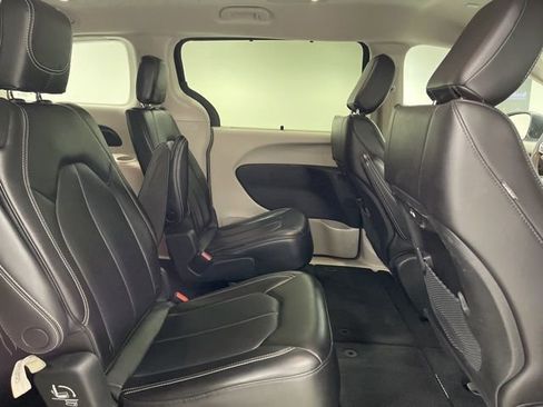 Used 2023 Chrysler Pacifica Touring-L image 33