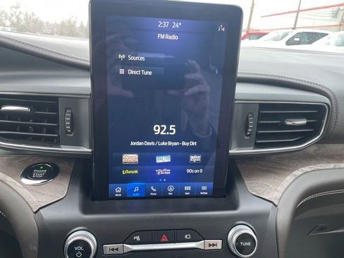 Used 2020 Ford Explorer Platinum w/ Premium Technology Package image 19