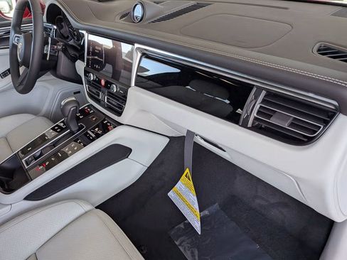 Certified 2025 Porsche Macan AWD/4WD image 27