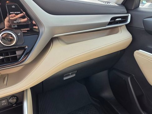 Used 2023 Toyota Highlander XLE FWD image 29
