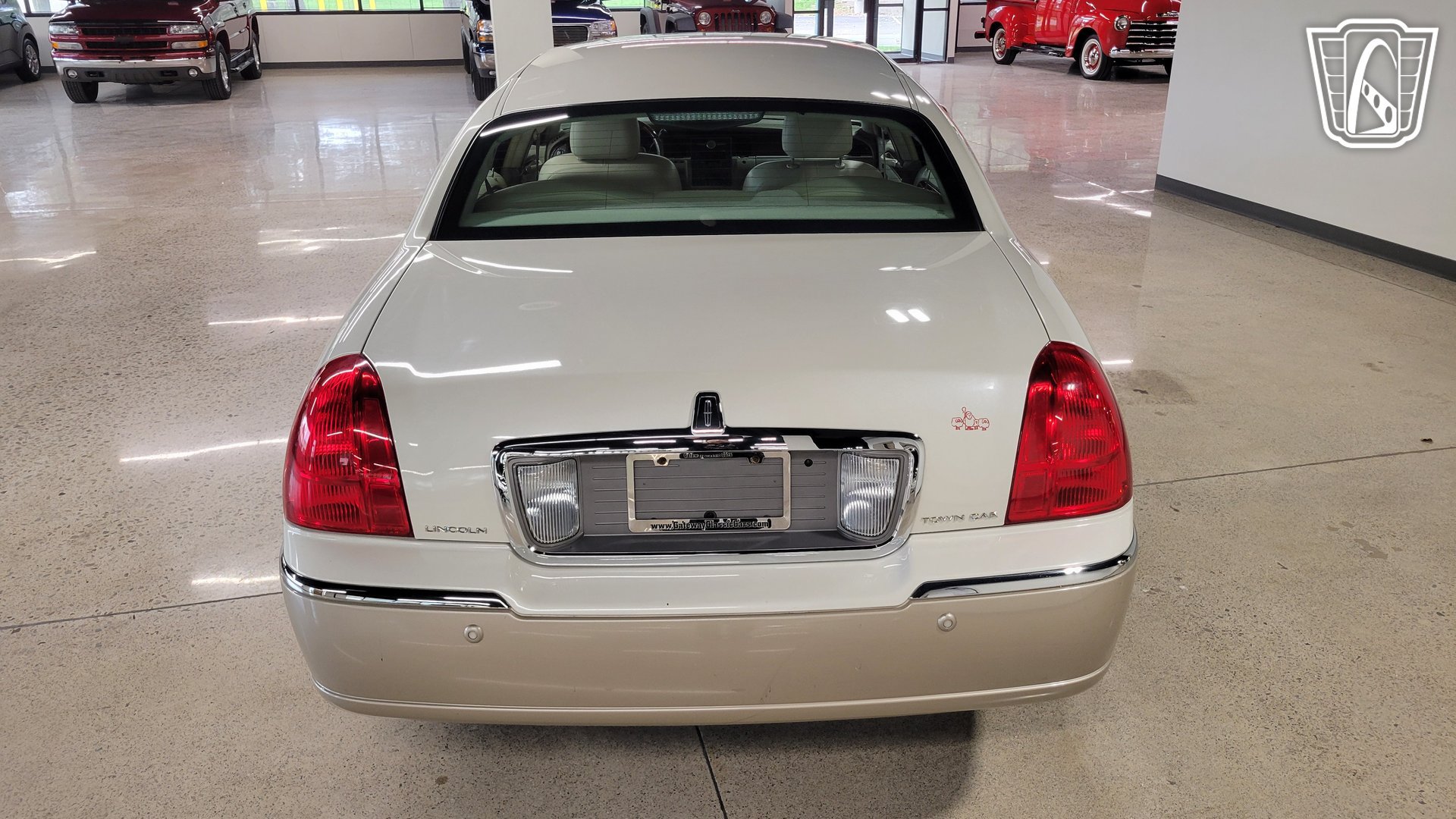 Used 2005 Lincoln Town Car Signature Limited RWD image 3