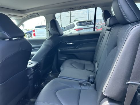 Used 2024 Toyota Grand Highlander AWD image 11