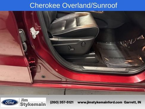 Used 2019 Jeep Grand Cherokee Overland AWD/4WD image 23