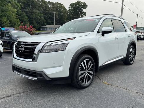 Certified 2025 Nissan Pathfinder Platinum w/ Cargo Package FWD image 7