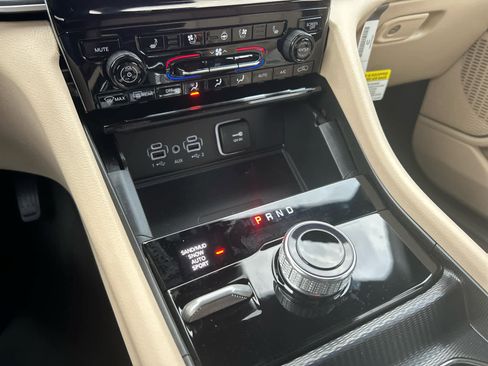 New 2025 Jeep Grand Cherokee Limited w/ Luxury Tech Group II image 27