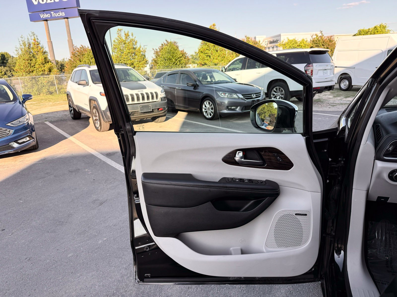 Used 2022 Chrysler Pacifica Limited FWD image 15