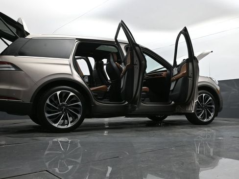Used 2020 Lincoln Aviator Reserve w/ Equipment Group 202A AWD/4WD image 39