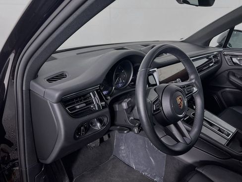 Certified 2025 Porsche Macan AWD/4WD image 4