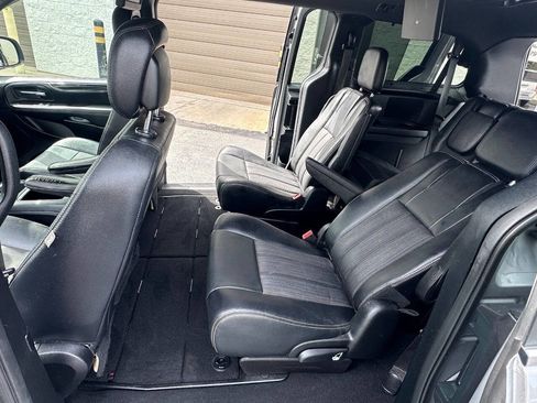Used 2015 Chrysler Town & Country S FWD image 22